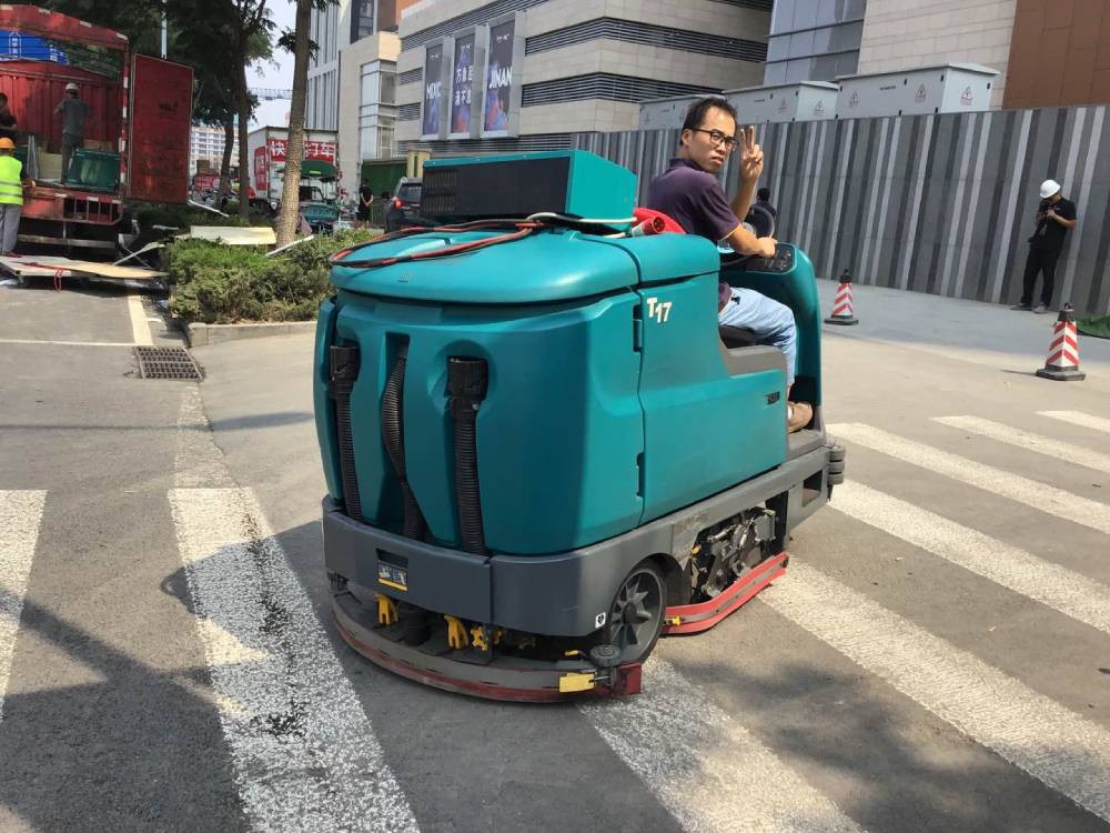 駕駛式洗地機(jī)的性能特點(diǎn)是什么？