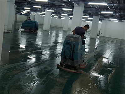 青島某小區(qū)地下車庫進(jìn)水，租賃坦能駕駛式洗地機(jī)T17、T7救場