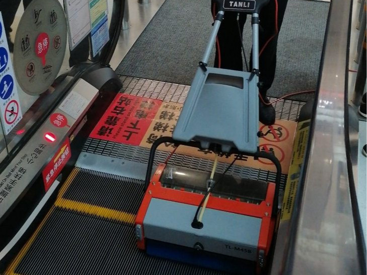 站著就能“輸出”？來(lái)看這場(chǎng)商超自動(dòng)扶梯清潔大作戰(zhàn)