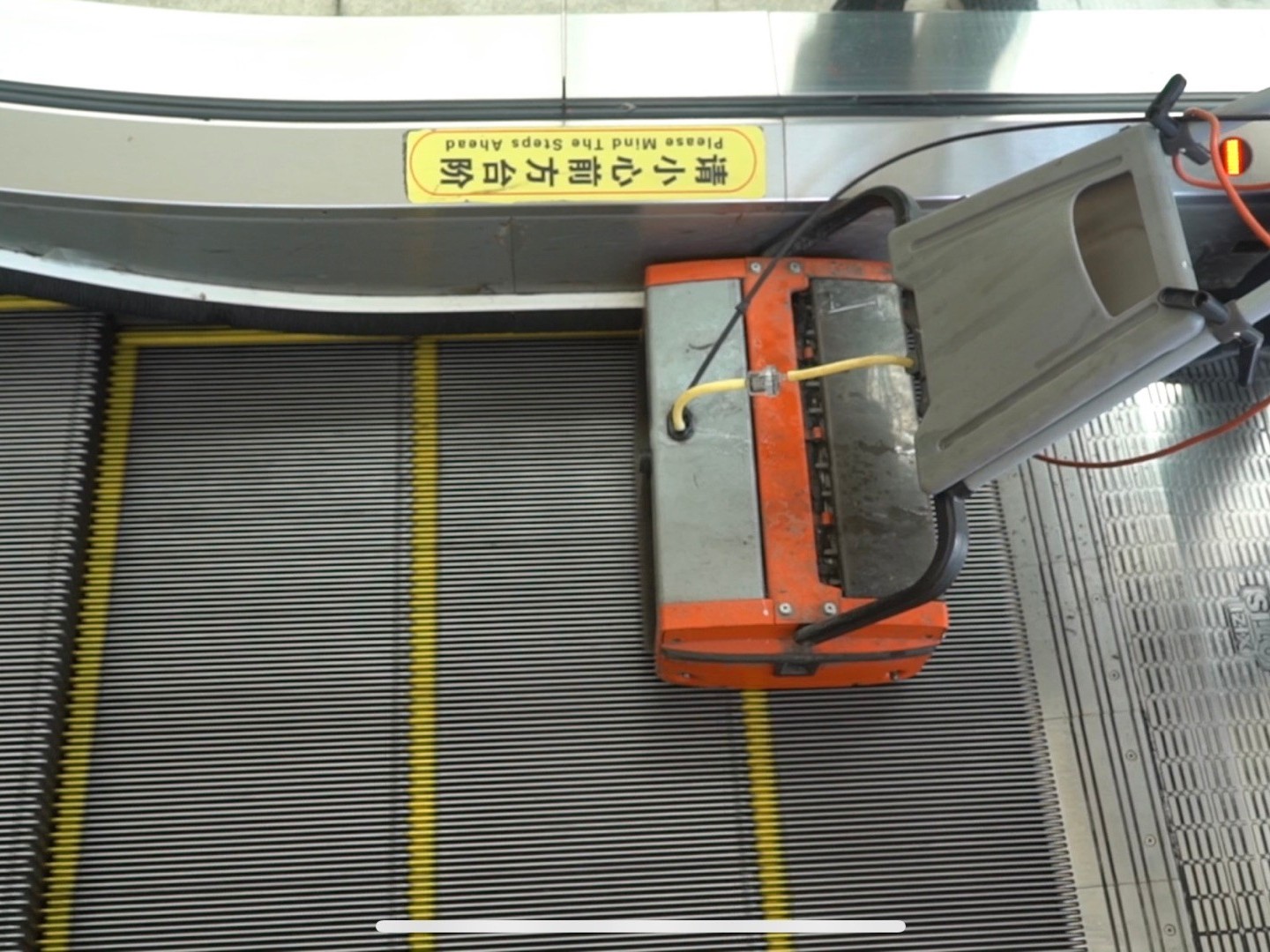 扶梯清洗機(jī)高鐵站演示實例（ 二）