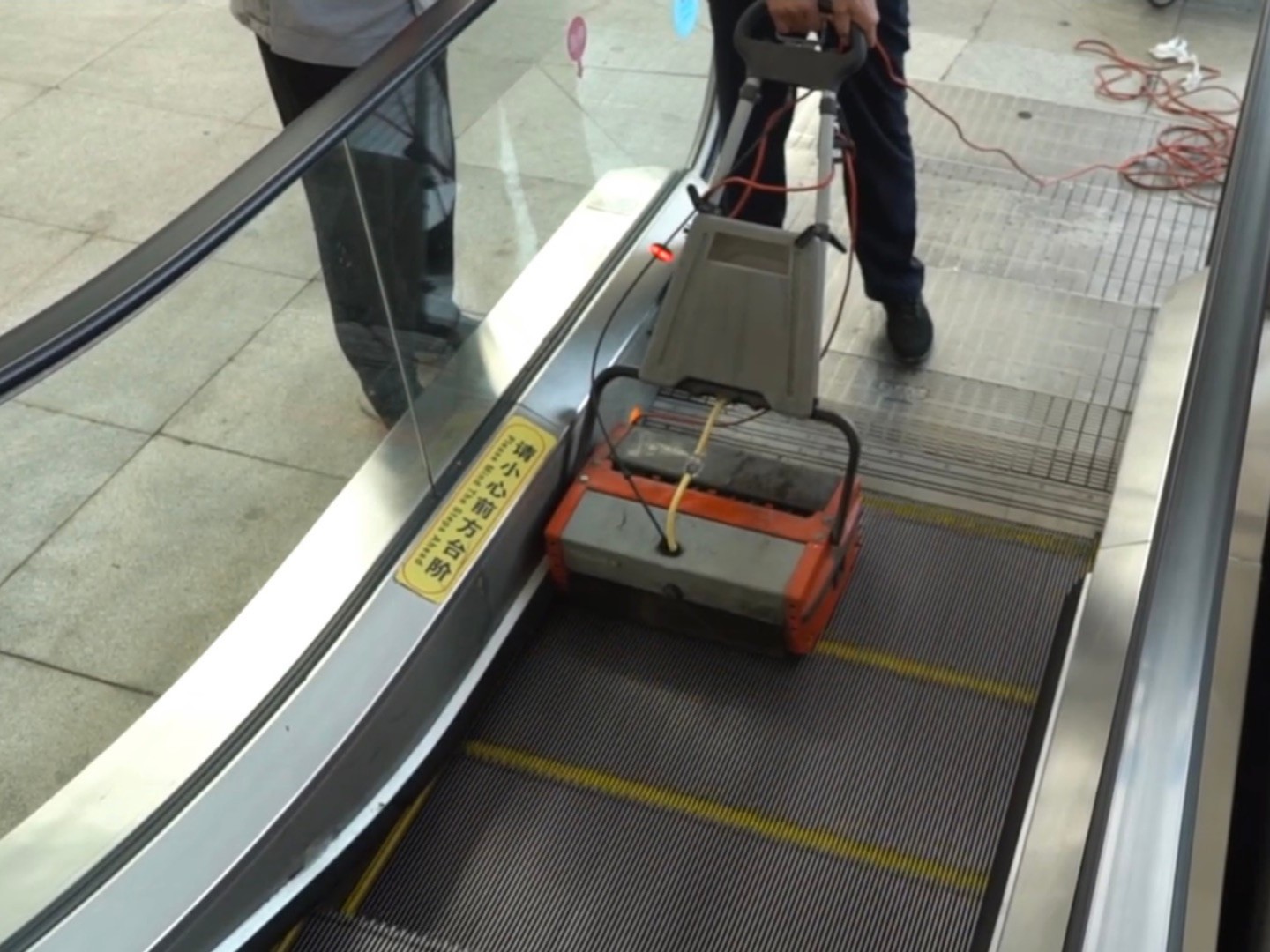 扶梯清洗機(jī)高鐵站演示實例（ 三）